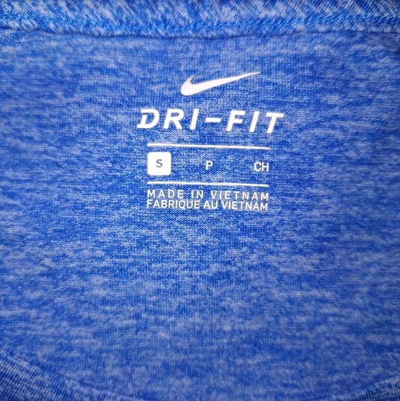 A bundle of 2 small ladies shirts. A Victoria Sport and a Nike dri-fit size smal - Picture 4 of 8